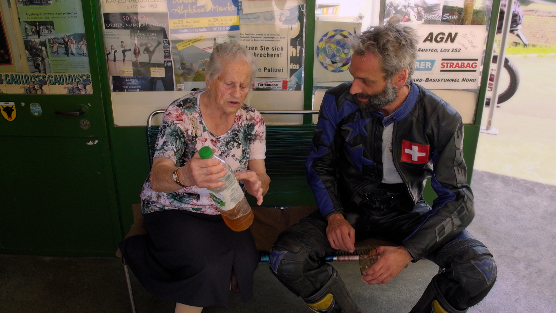 Frieda Stern auf dem Bänkli mit Töfffahrer