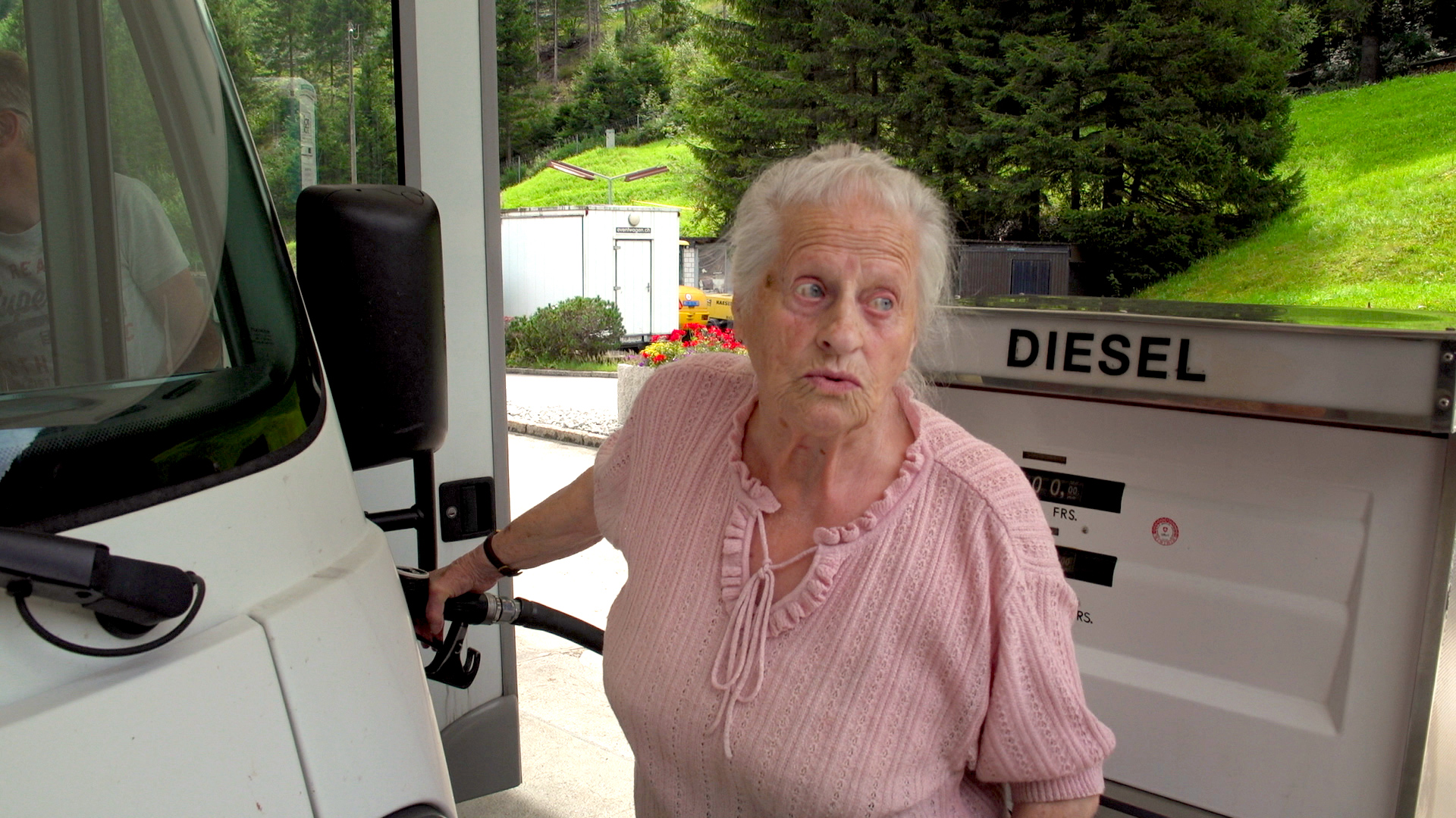 Frieda am Tanken
