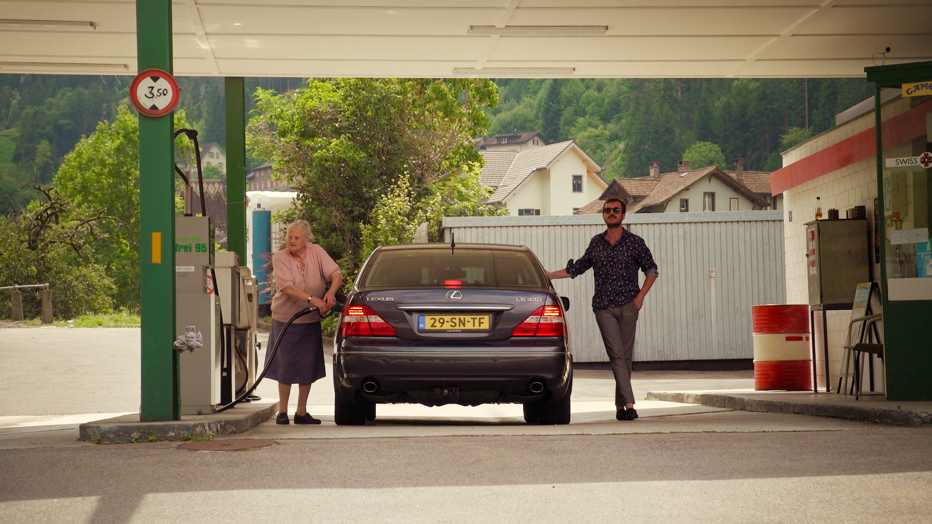 Frieda betankt eine Limousine